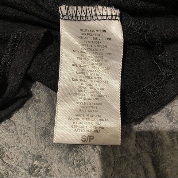 Eri + Ali Ornate Embroidered Floral
Top Small EUC - Picture 9 of 9